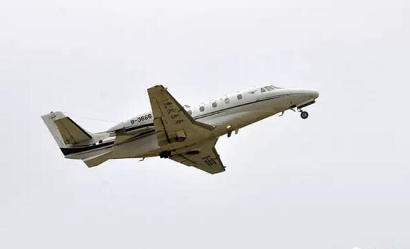 中国民用航空局(简称"民航局")飞行校验中心"奖状c560"型校飞飞机冒着