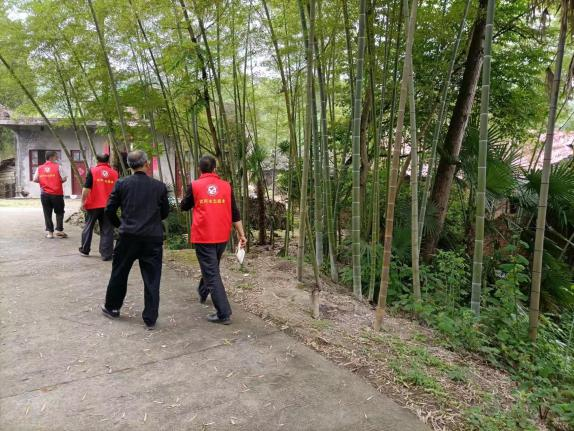 中共武冈市委党校在帮扶村展开帮助并督促村民搞好农家院落卫生清洁活动_邵阳头条网