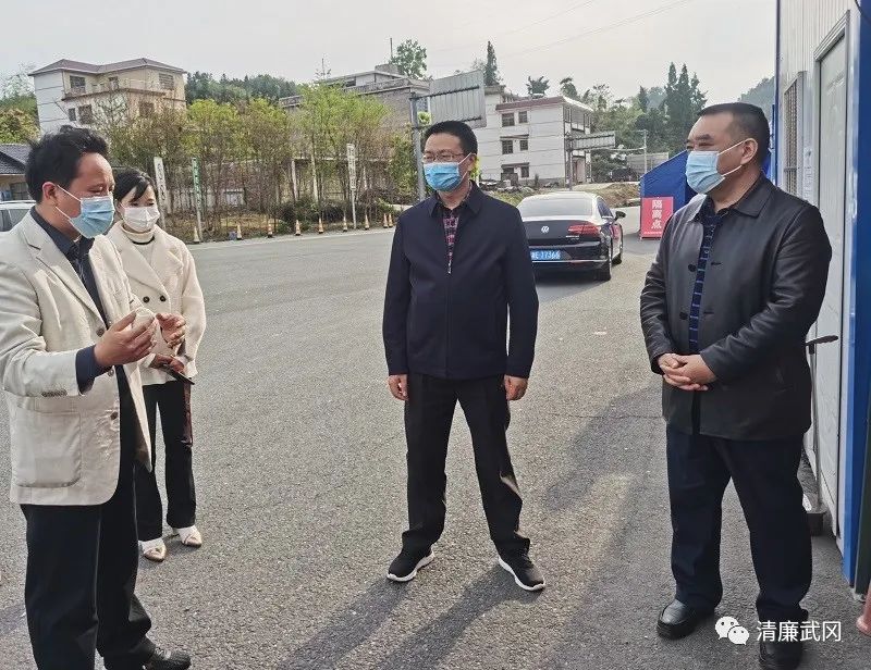 何再弟、王琪到水西门街道和司马冲镇督导交通卡口健康服务站点疫情防控工作_邵阳头条网