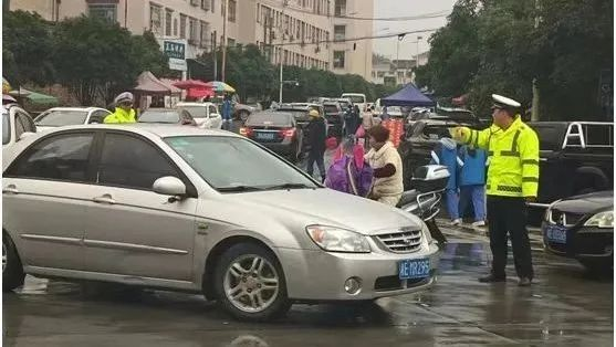 武冈交警全力护航师生返校 牢筑校园交通安全网_邵阳头条网