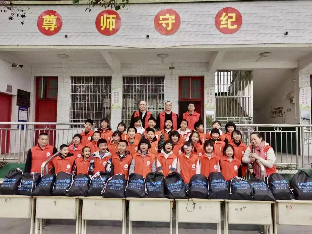 市民政局：“爱心包”进校园 志愿服务护未来_邵阳头条网