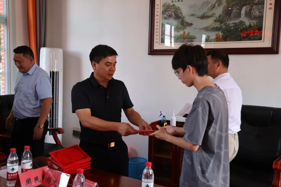 表彰奖励优秀学子营造读书成才良好氛围_邵阳头条网