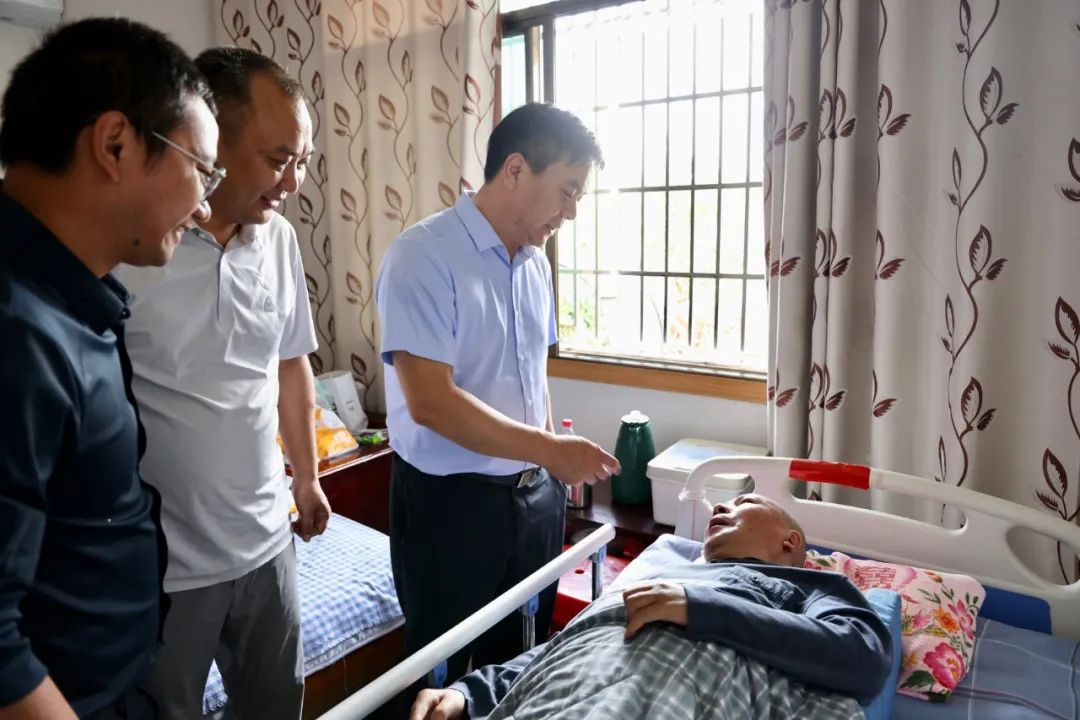 唐旭峰走访慰问特困教师及离退休老教师代表_邵阳头条网