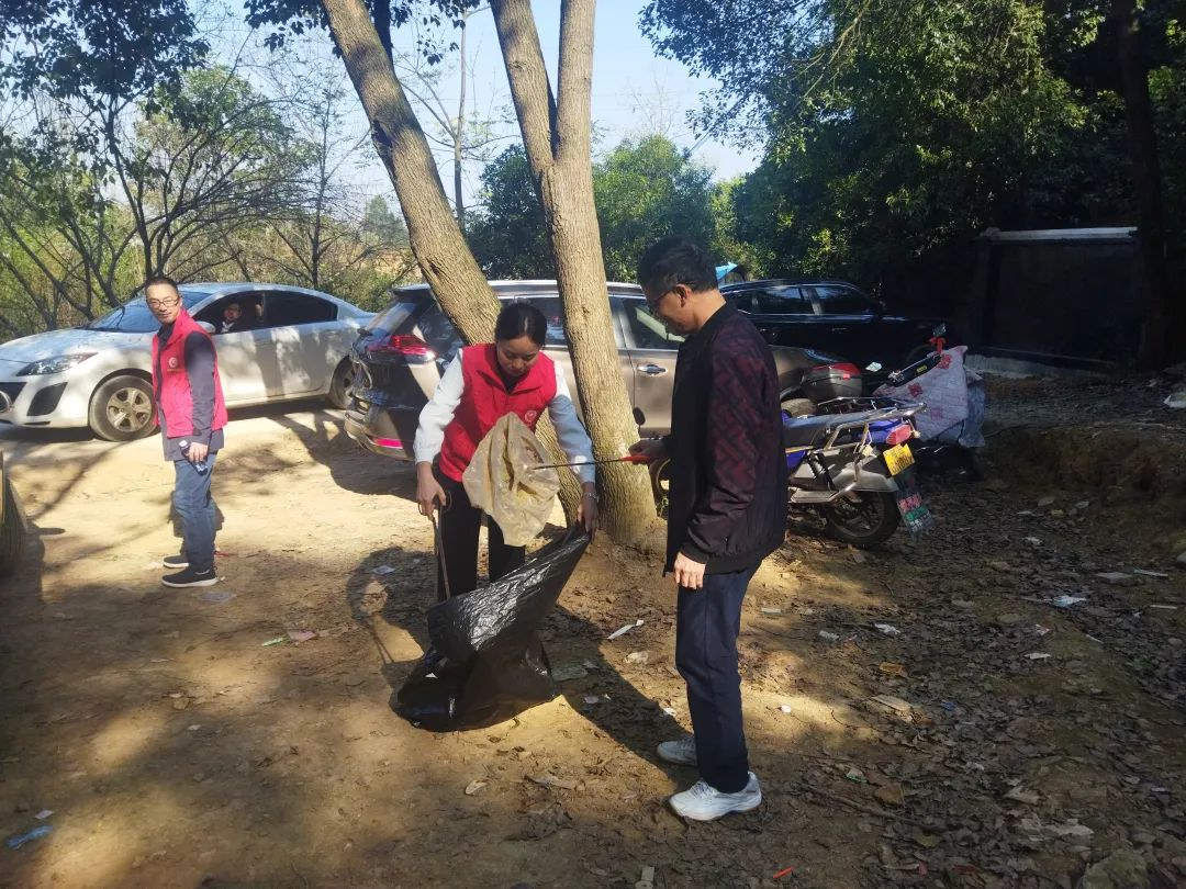 市政协机关开展“徒步捡垃圾 登山讲环保”活动_邵阳头条网