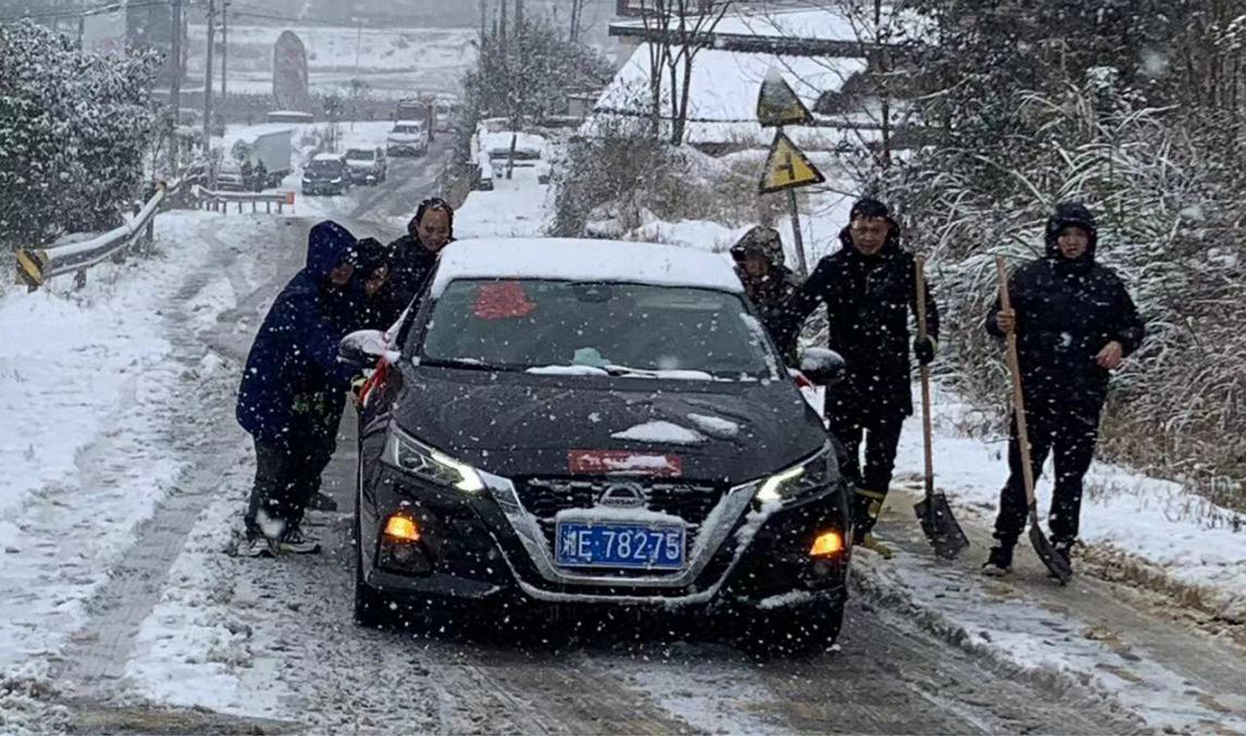 扫雪除冰在行动，守护群众保平安_邵阳头条网