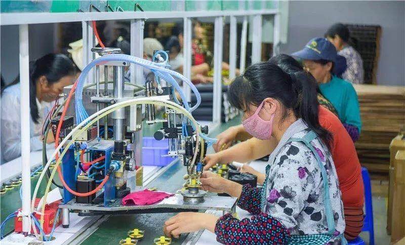 武冈市就业扶贫车间建设现场推进会在湾头桥镇世富村召开(图3)