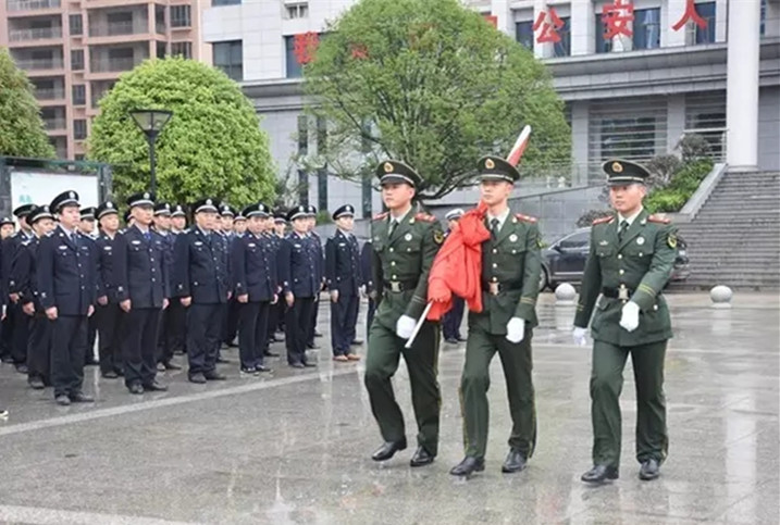 武冈市公安局举行升旗仪式喜迎十九大(图1)