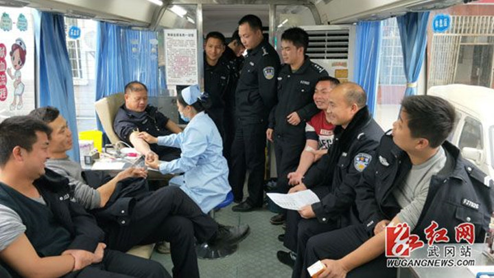 武冈公安交警无偿献血凝聚爱心(图1)