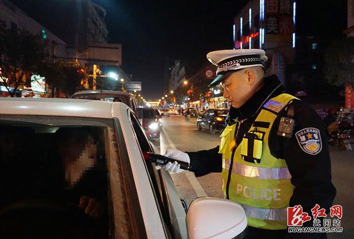 武冈市交警大队全员出动 开展夜间统一清查行动(图2)