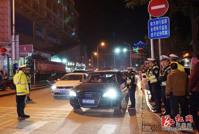 武冈市交警大队全员出动 开展夜间统一清查行动(图1)