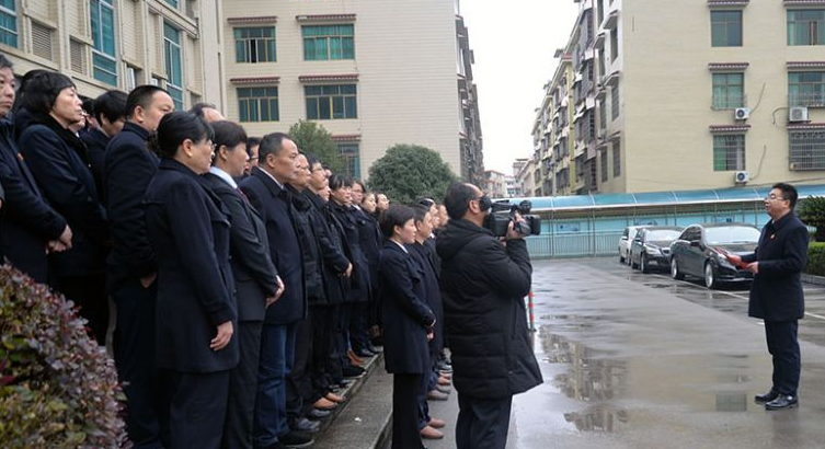 武冈法院举行升国旗暨法官宣誓仪式(图4)