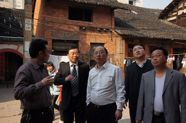 邹致师(左三)一行调研我市古城保护与开发建设工作