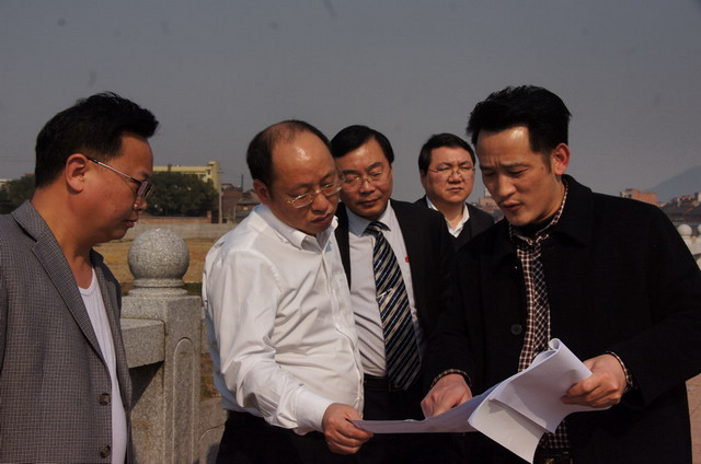 邹致师(左三)一行调研我市古城保护与开发建设工作