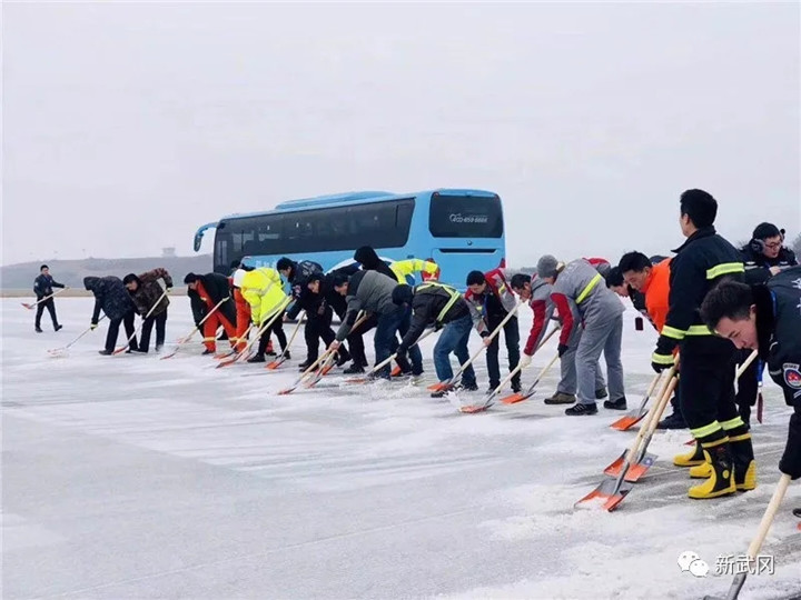 邵阳武冈机场：浴“雪”奋战 确保通航(图1)