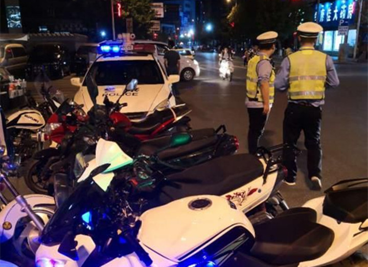 武冈交警大队集中开展“夏秋攻势”统一夜查行动(图1)