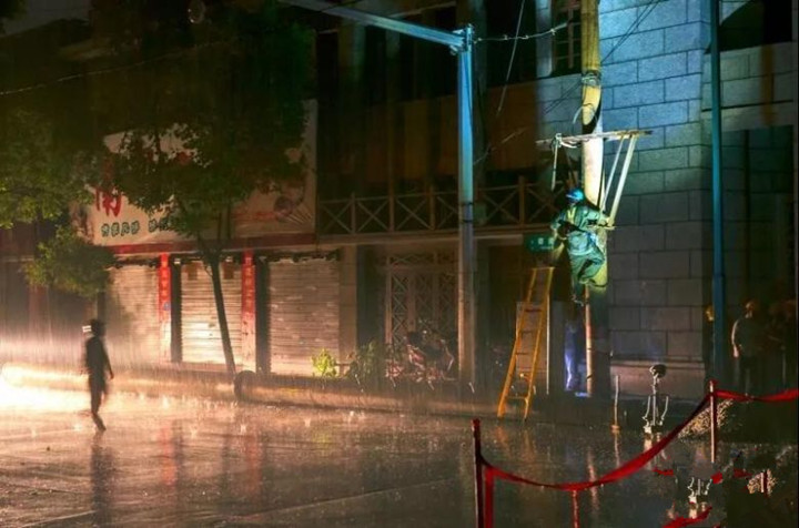 武冈电力：“夜雨不休”确保安全用电(图2)