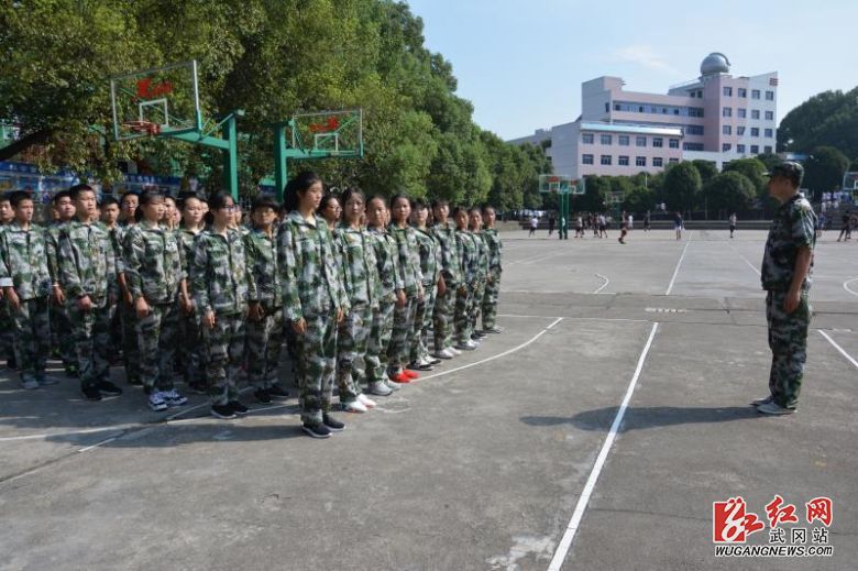 接受国防教育 提高身体素质 武冈市学生军训拉开序幕(图1)