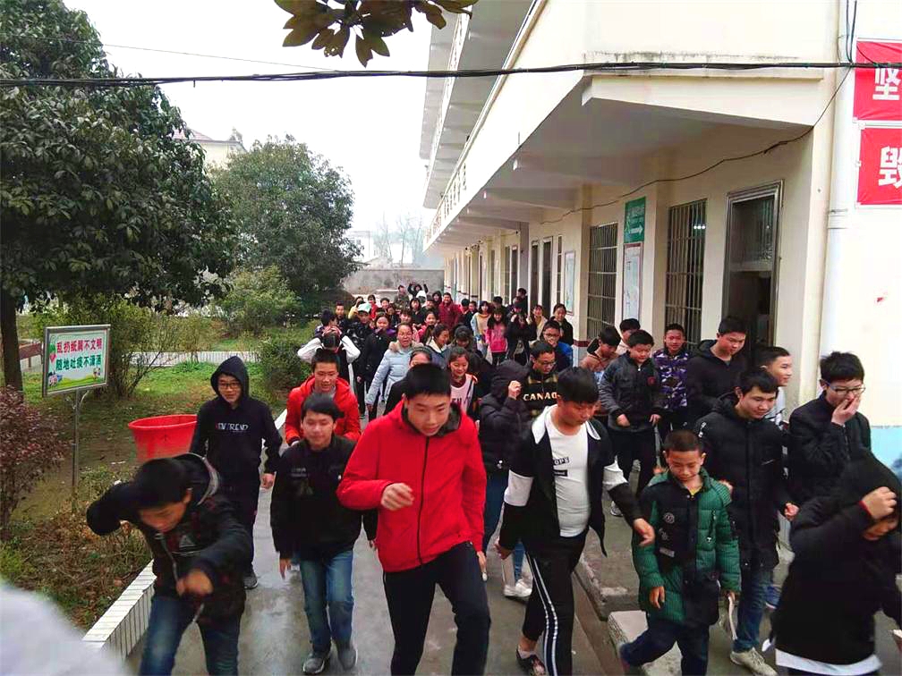 武冈湾头镇中学开展突发事件应急疏散演练(图1)