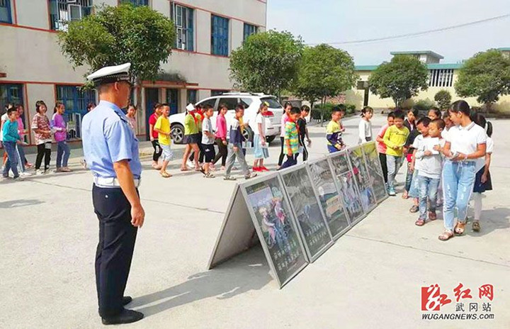 武冈交警走进湾头桥中心小学为学生讲授“安全第一课”(图1)