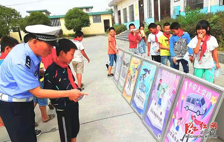 武冈交警走进湾头桥中心小学为学生讲授“安全第一课”(图2)