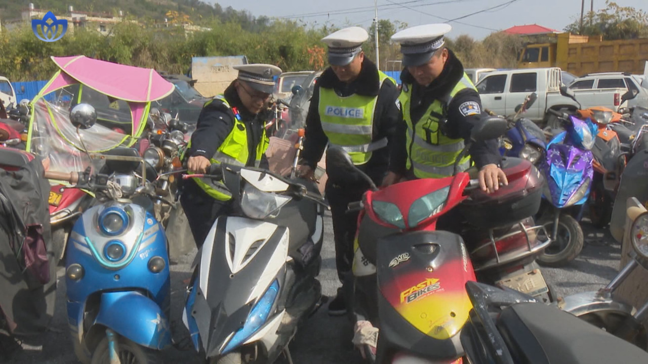 武冈市交警严查交通违法行为 40多辆“鬼火”摩托被依法查扣(图2)