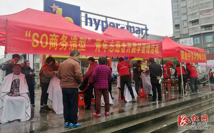 武冈市三百余名志愿者开展学雷锋活动(图1)