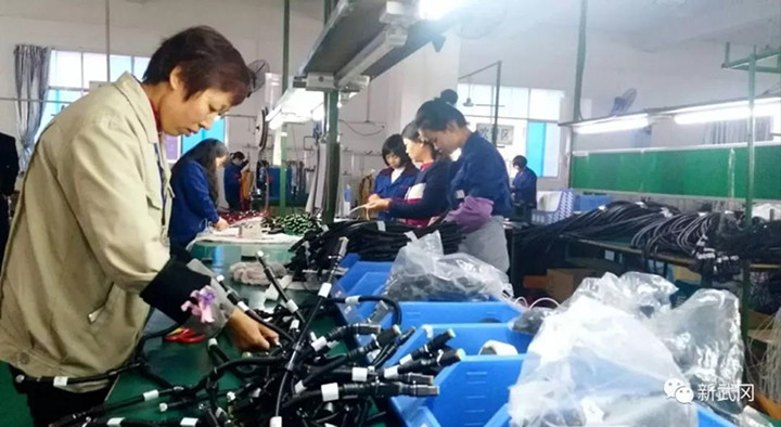 武冈“扶贫车间”助力脱贫攻坚(图1)
