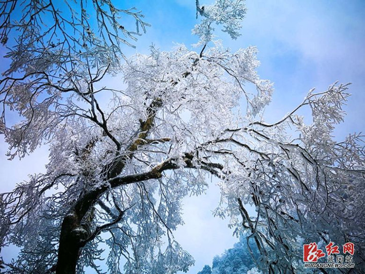 大雪中的武冈云山