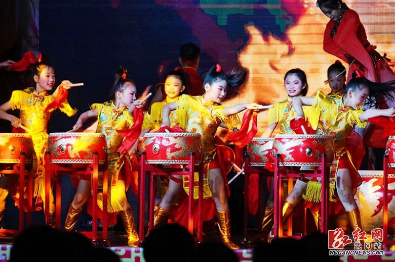 武冈市举行庆“六一”文艺汇演暨“十佳少先队员”和“十佳少先队辅导员”颁奖典礼(图4)