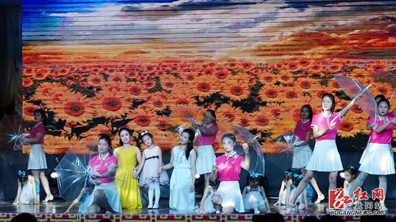 武冈市举行庆“六一”文艺汇演暨“十佳少先队员”和“十佳少先队辅导员”颁奖典礼(图5)