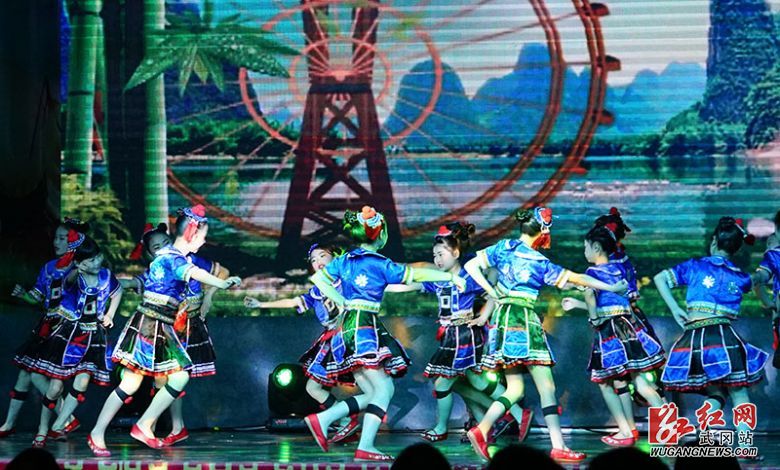 武冈市举行庆“六一”文艺汇演暨“十佳少先队员”和“十佳少先队辅导员”颁奖典礼(图7)