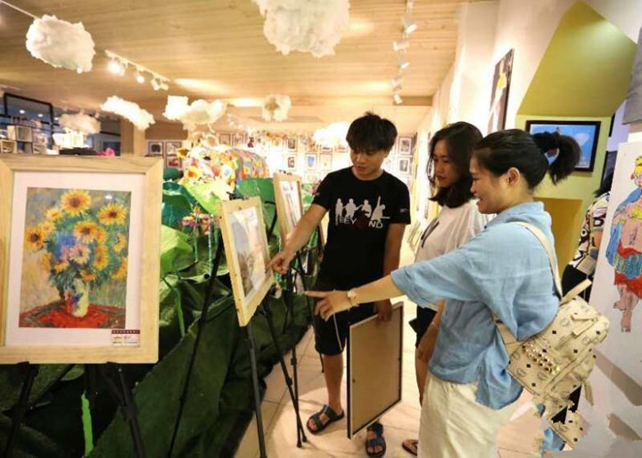 义卖230余幅学生美术陶艺作品资助武冈贫困学生(图2)