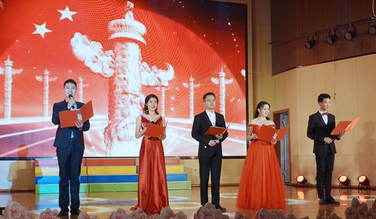 武冈市举行“纪念改革开放四十周年”大型诗朗诵晚会(图1)