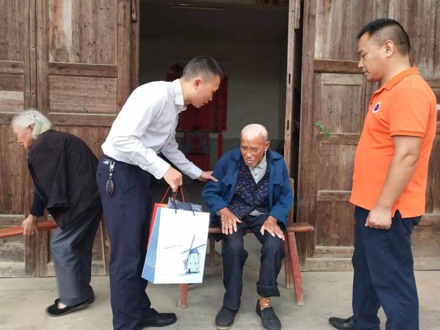 共青团武冈市委组织开展关爱老人志愿服务活动(图2)