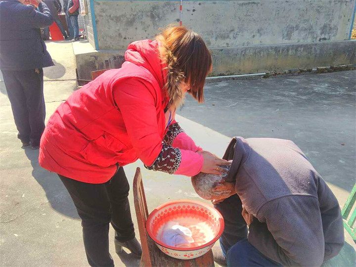 市民政局：春节前真情慰问暖人心 百岁老人笑开颜(图2)