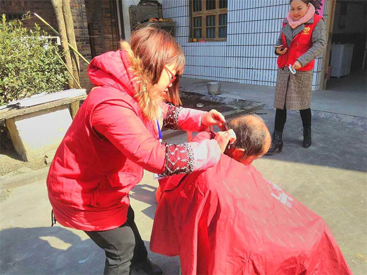 市民政局：春节前真情慰问暖人心 百岁老人笑开颜(图1)