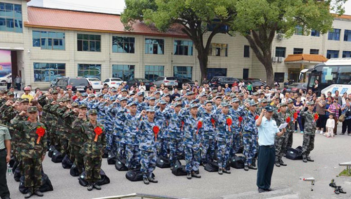 武冈市首批67名新兵启程奔赴军营(图1)