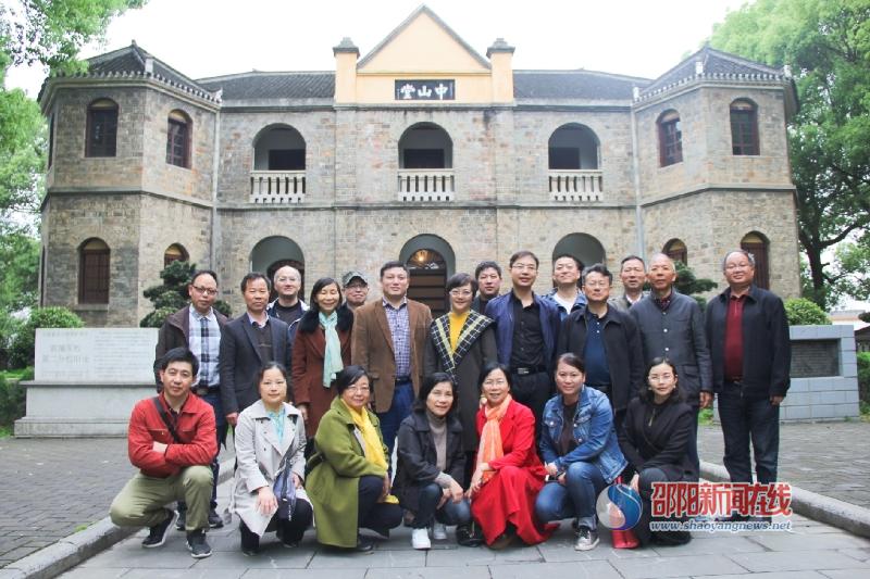民盟长沙理工大学委员会在武冈二中开展“ 情暖武冈 爱心助学”公益行动(图1)