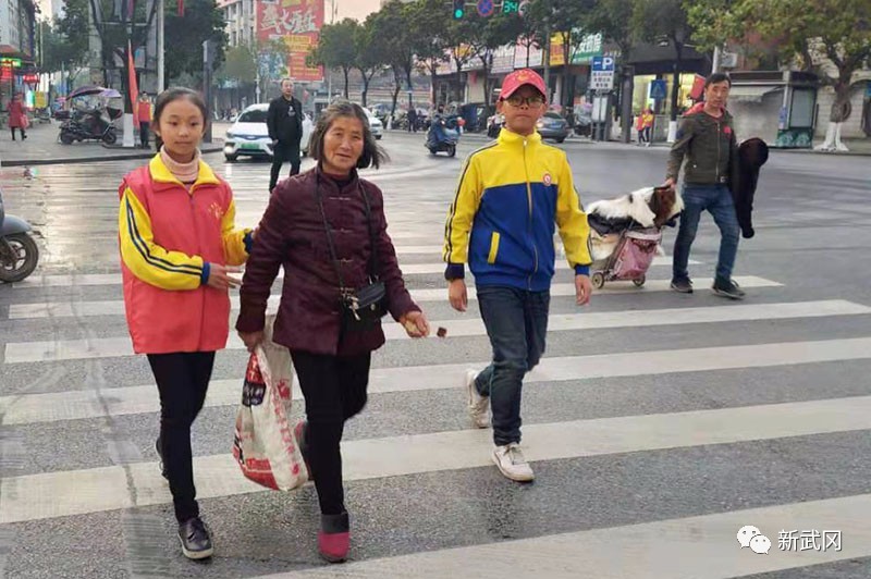 “红小帽”成文明武冈最美风景线(图2)
