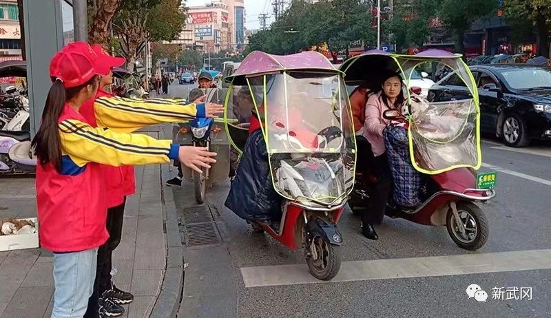 “红小帽”成文明武冈最美风景线(图1)