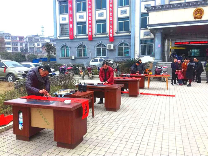 武冈湾头桥镇：贫困户搬新家 武冈市书法协会赠春联 送祝福(图2)