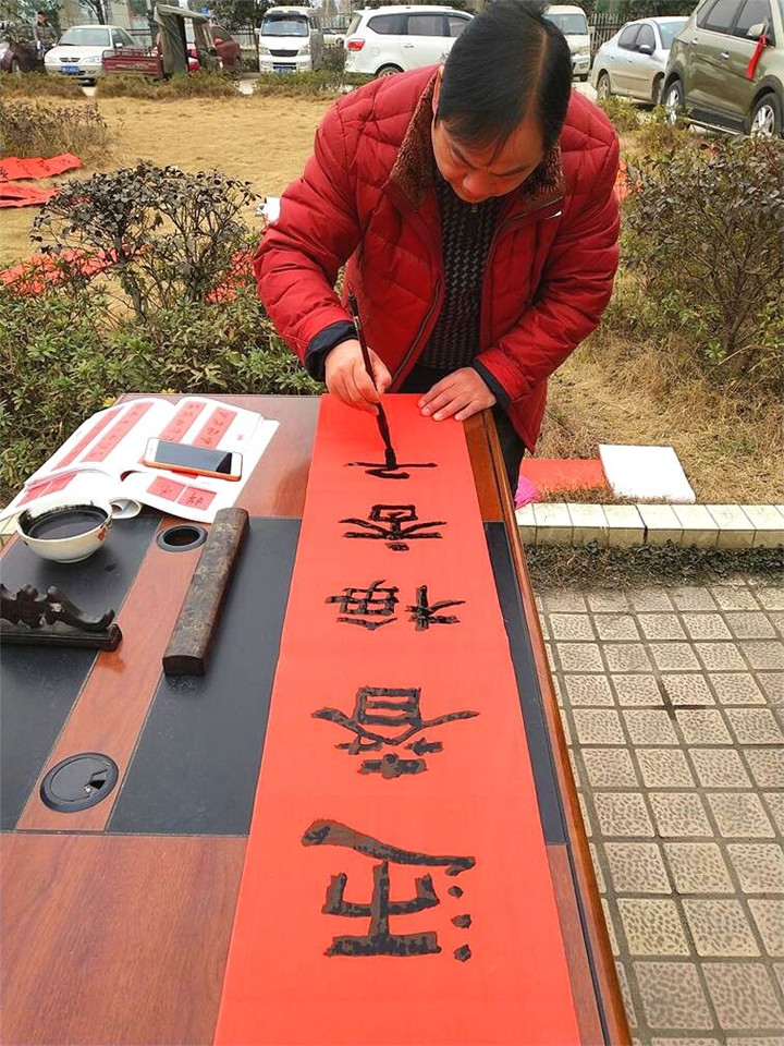 武冈湾头桥镇：贫困户搬新家 武冈市书法协会赠春联 送祝福(图3)