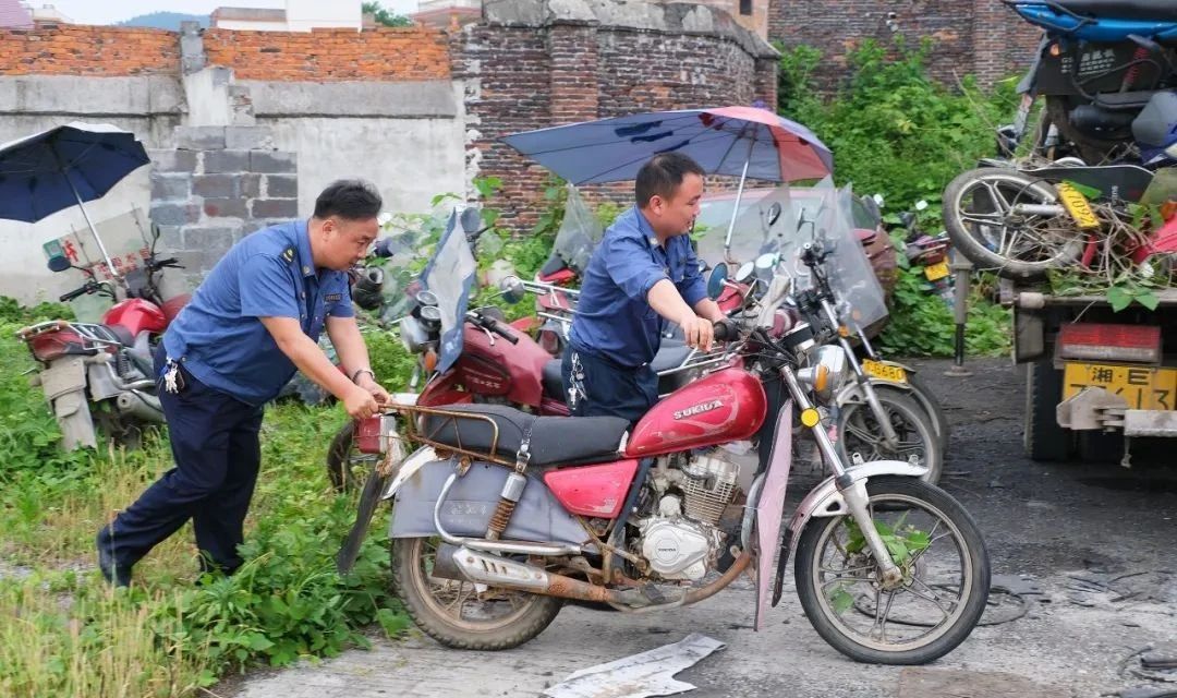 武冈市严打非法营运 集中报废一批非法营运摩托车(图2)