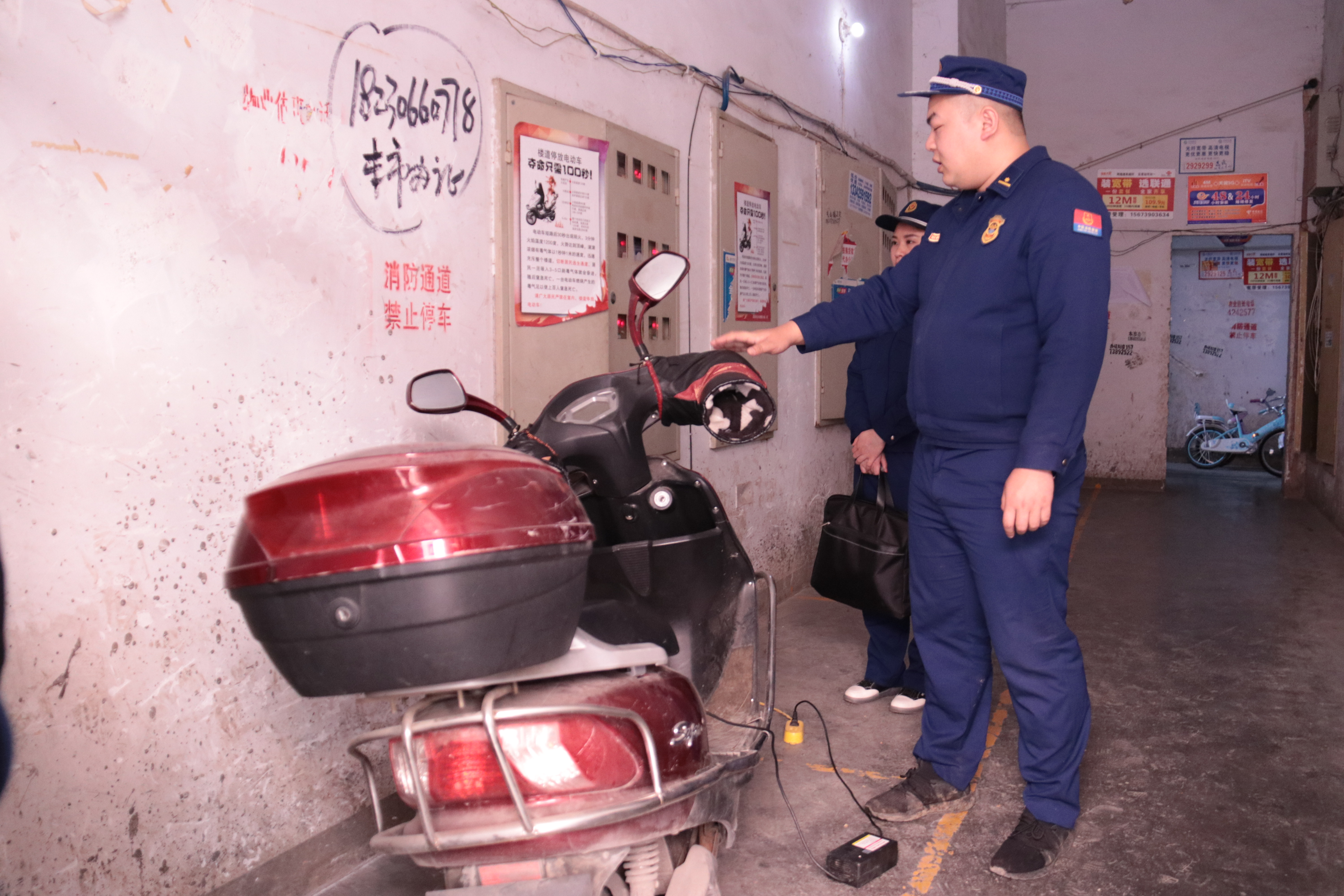 武冈市消防救援大队开展高层小区消防安全突击检查(图1)