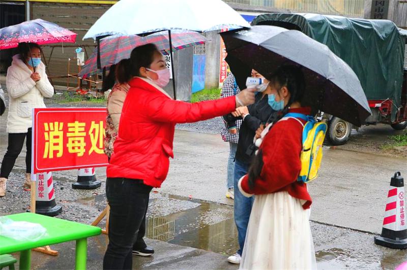 武冈湾头桥镇中心幼儿园开展疫情防控实景演练 备战开学(图2)