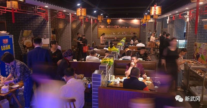 武冈：餐饮消费服务业按下“恢复键”(图2)