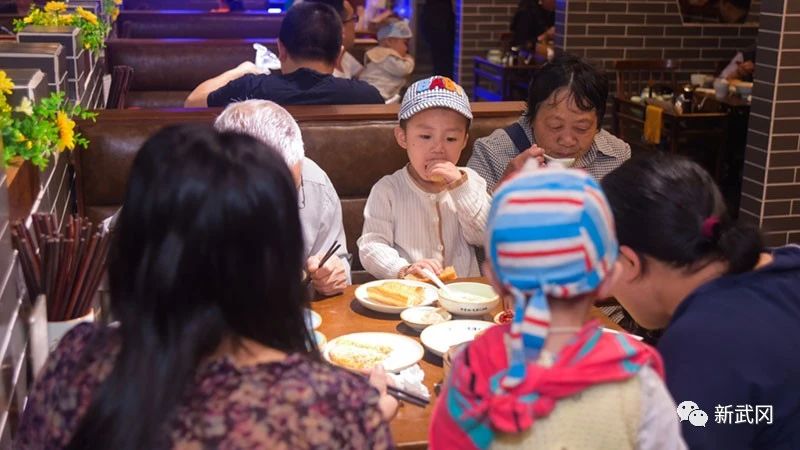 武冈：餐饮消费服务业按下“恢复键”(图1)
