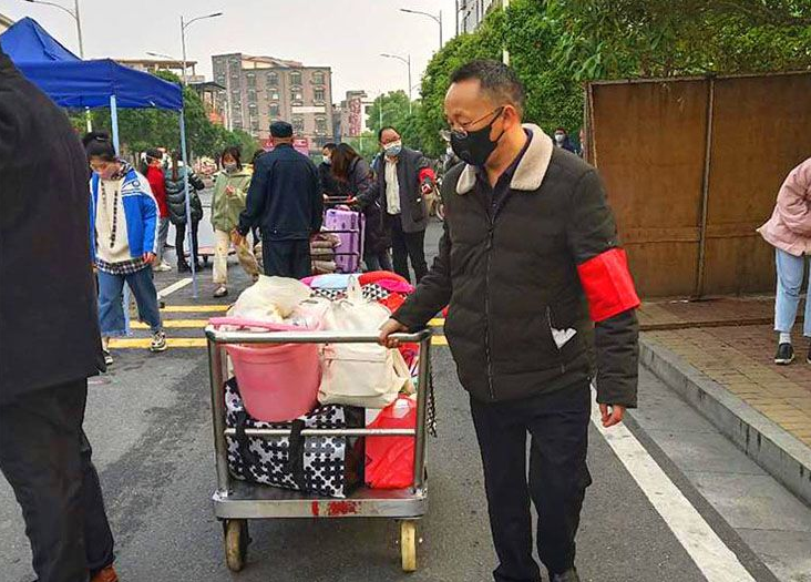 武冈市洞庭学校开展“爱心”志愿服务 助力毕业班复学(图1)