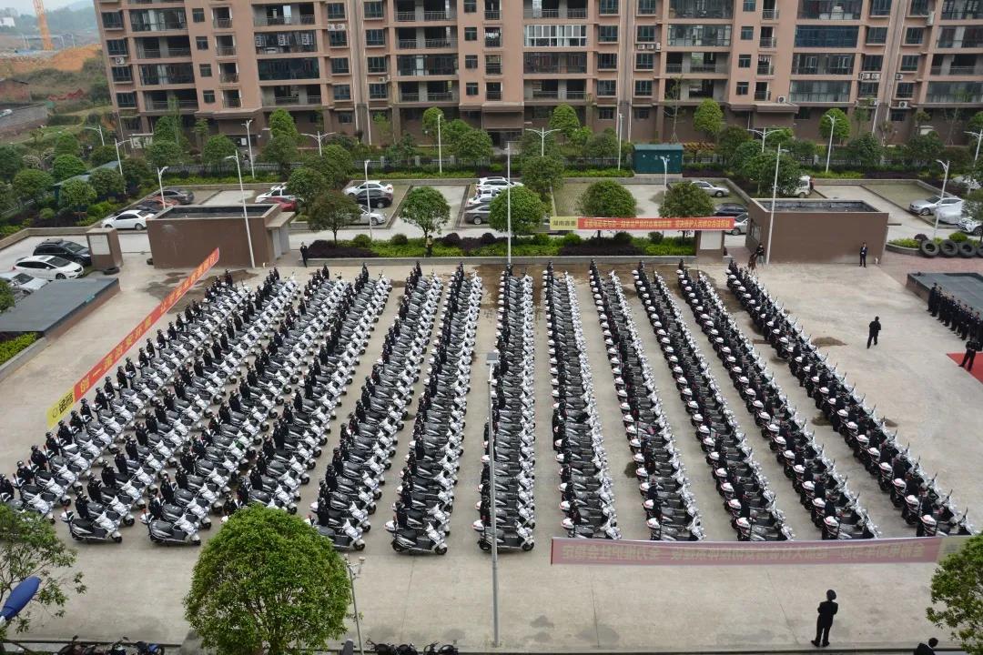 武冈299个行政村配齐巡逻警车(图1)