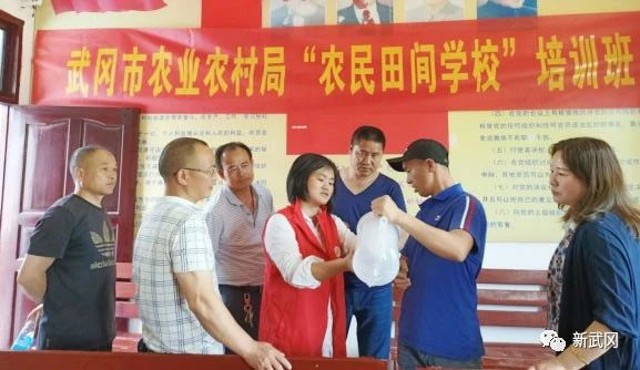 武冈：农技专家设“课堂” 志愿服务到(图1)